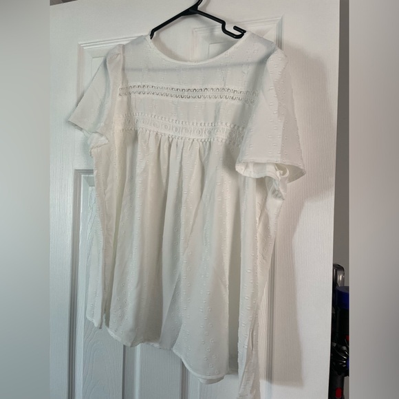 White blouse with detail - Picture 1 of 3